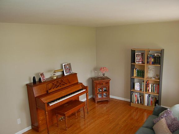 4th image of 595 Kingsbury St NW