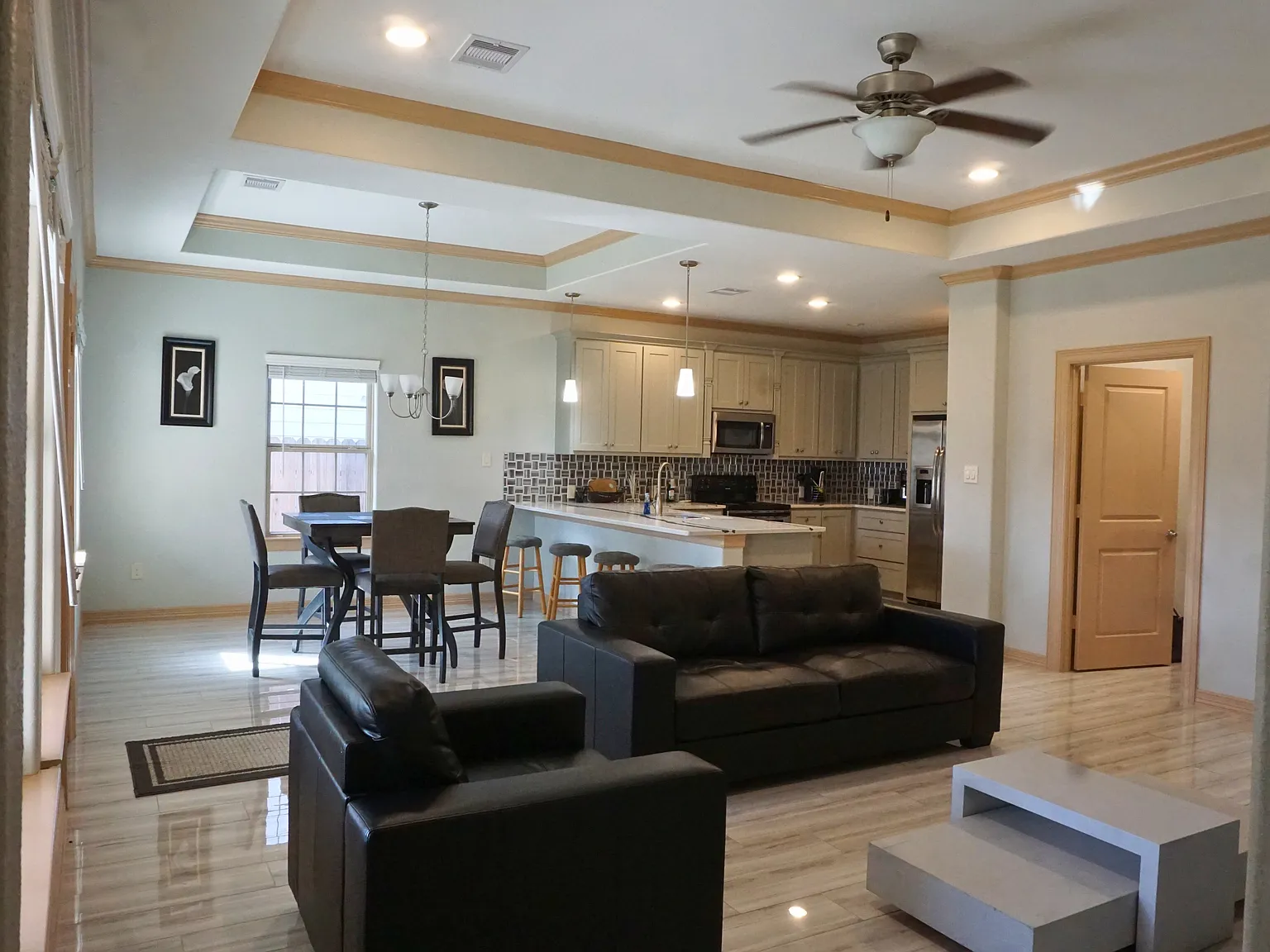 3 bed, 1673 sqft, $2,200 — Photo 2