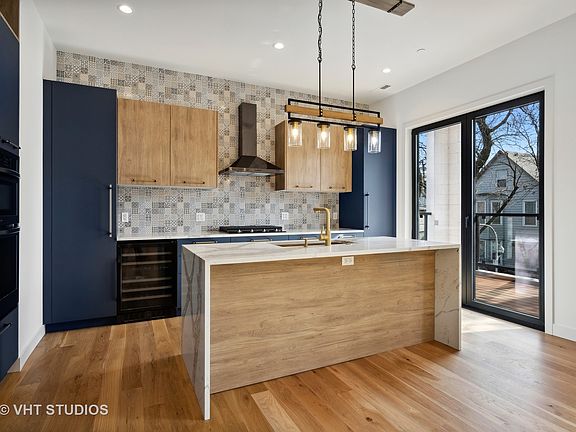 3rd image of 2820 W Lyndale St #2W