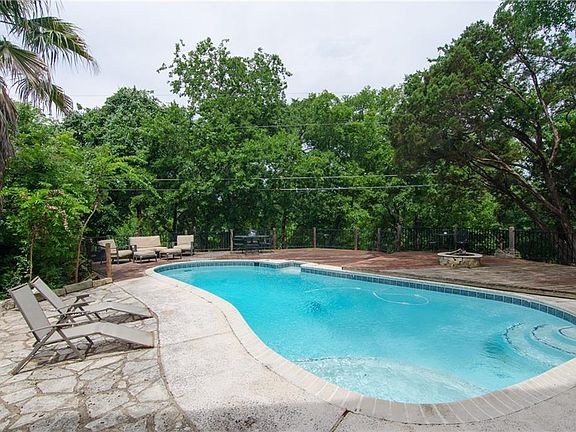 3rd image of 1906 Creekview Dr
