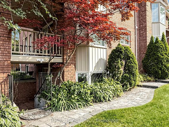 3rd image of 831 Regal Cres