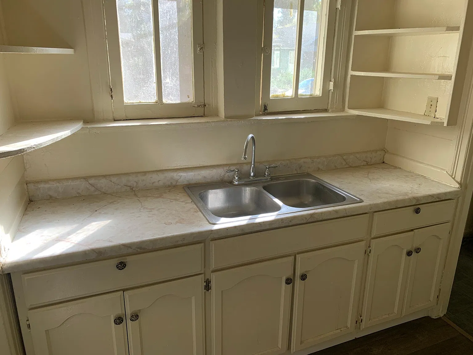 567 N Oakland Ave — Photo 2