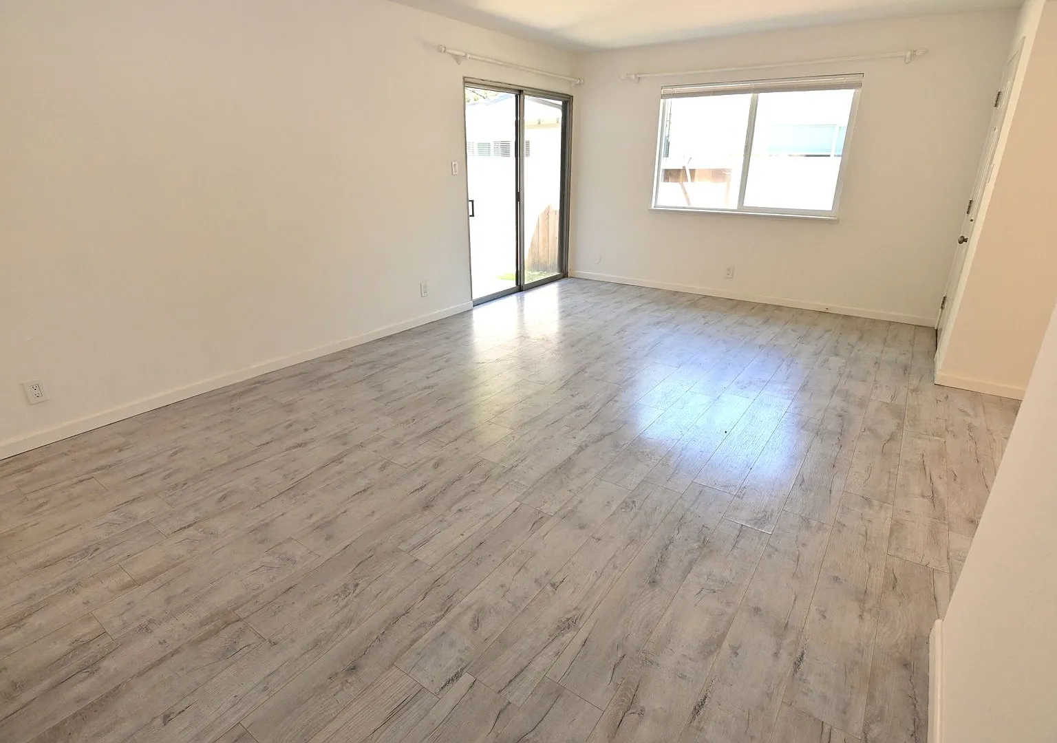 1295 Flora Ave, San Jose, spacious 2 bedroom 1 bath West San Jose duplex. — Photo 4