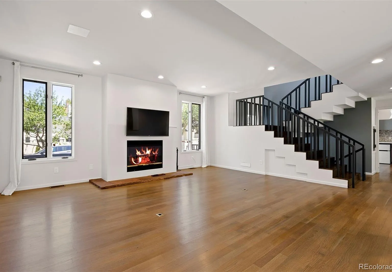 4 bed, 5.0 bath, 3894 sqft, $6,850 — Photo 2