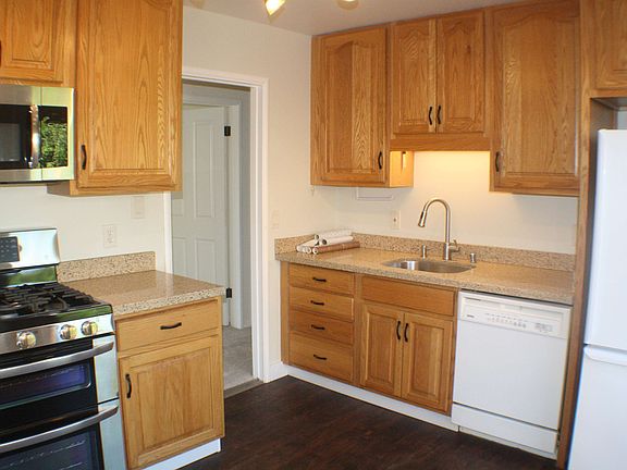 3rd image of 213 Hiller St