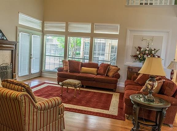 5th image of 2313 Hollyhill Ln
