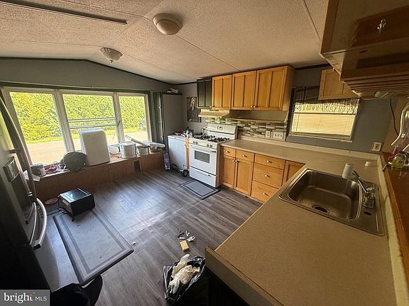 4th image of 73 Harrison Dr