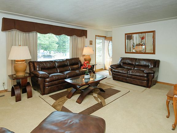 4th image of 15 Maurer Dr