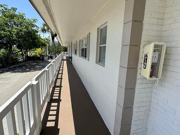 4th image of 610 SE 2nd Ave APT L27