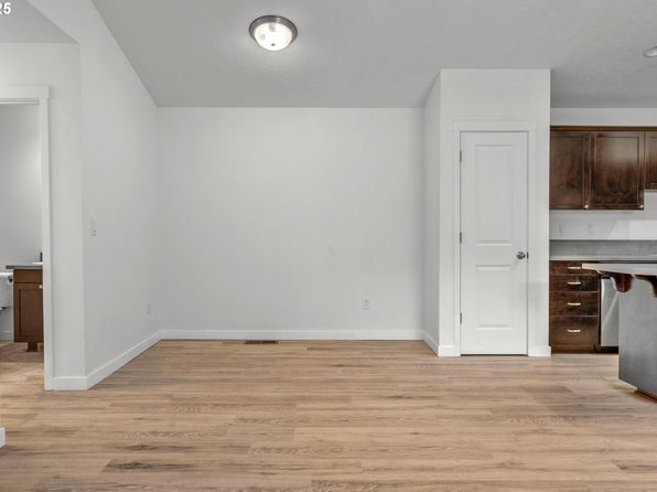 salem-oregon-2101567058 picture