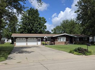 405 Quaker Mill Dr, Manchester, IA 52057