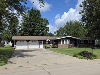 405 Quaker Mill Dr, Manchester, IA, 52057