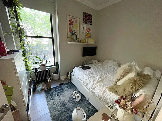 Rented by Universal Realty Group | media 23