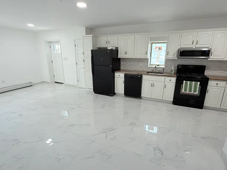 22 Roosevelt St #1 — Photo 6
