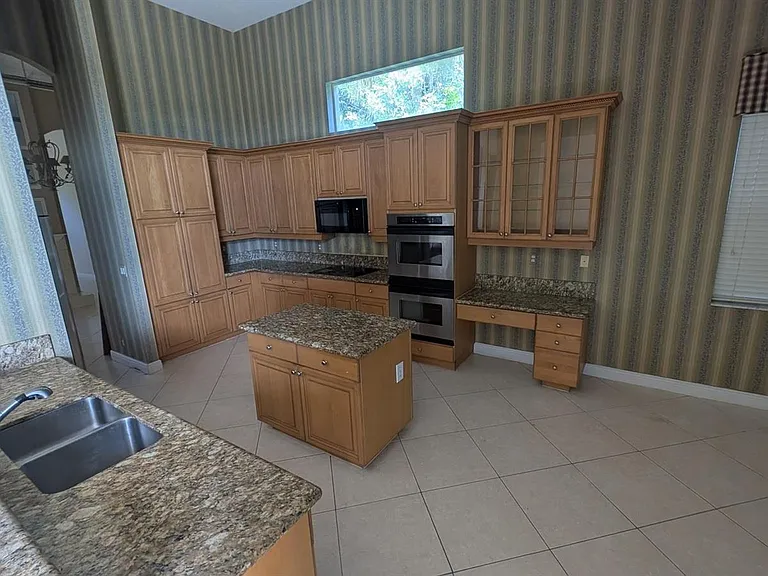 7107 NW 47th Ln — Photo 1