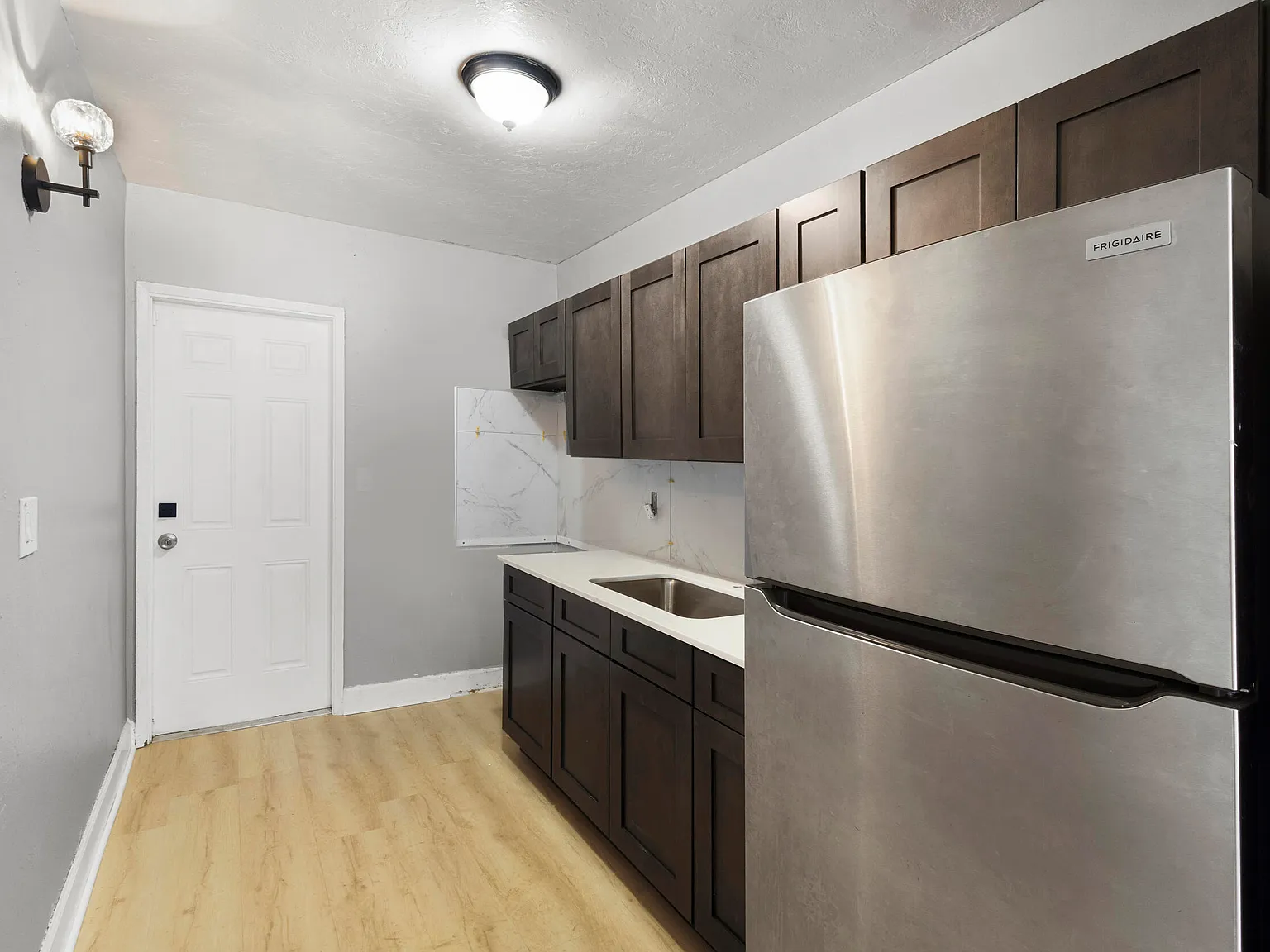 2 bed, 1.0 bath, 800 sqft, $1,700 — Photo 2