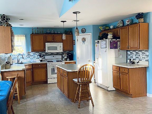 4th image of 38 Paige Ln
