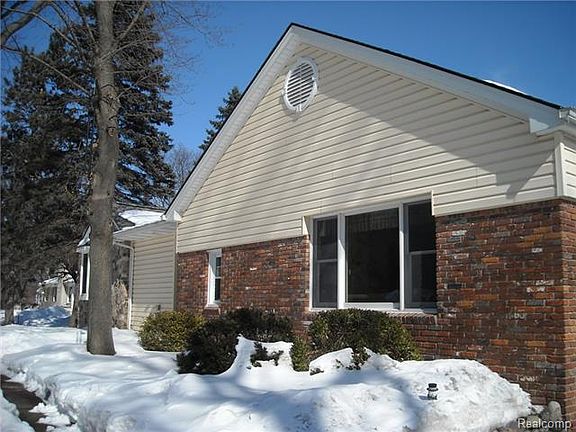 3rd image of 15930 Oak Dr