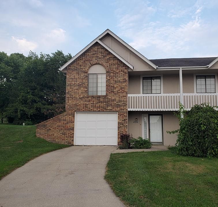 Updated 2 Bedroom 1 Full Bathroom half duplex. Cal-de-sac!