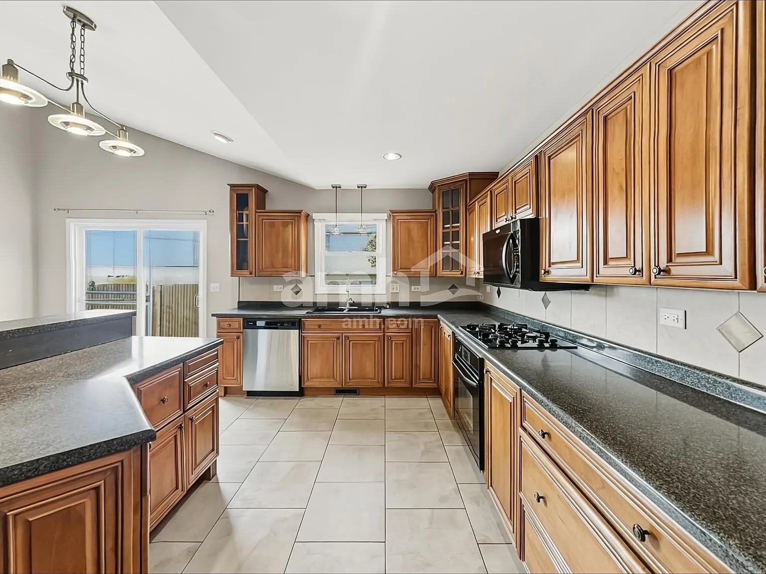 4 bed, 3.0 bath, 2070 sqft, $3,275 — Photo 3