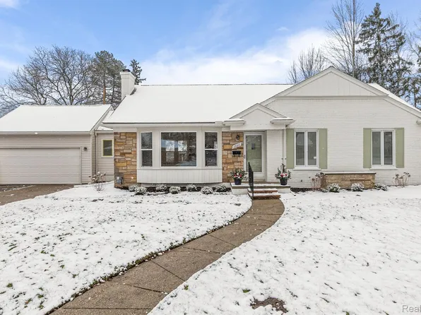 17211 Locherbie Ave, Beverly Hills, MI 48025