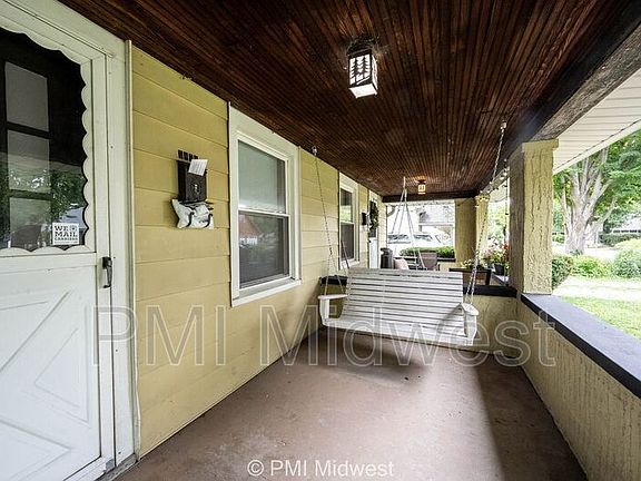 3rd image of 5872 Rosslyn Ave