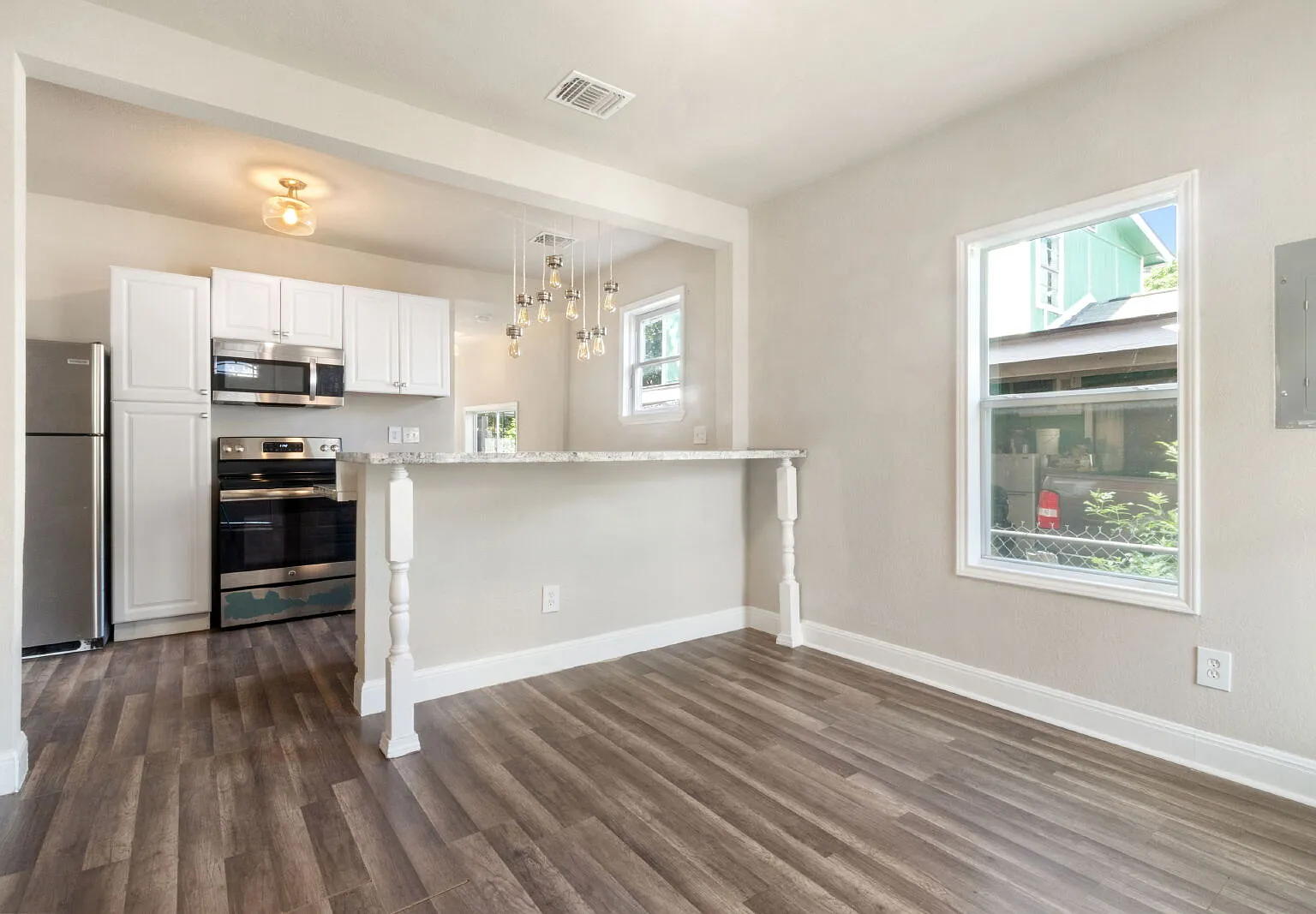 2 bed, 2.0 bath, 768 sqft, $1,380 — Photo 2