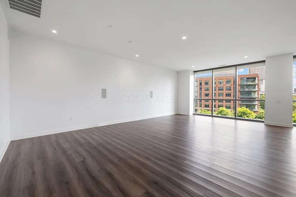 3 bed, 3.0 bath, 2845 sqft, $7,000 — Photo 2