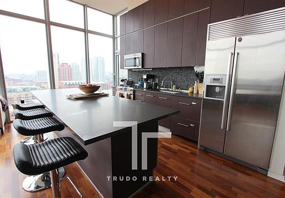 3rd image of 659 W Randolph St #18O9