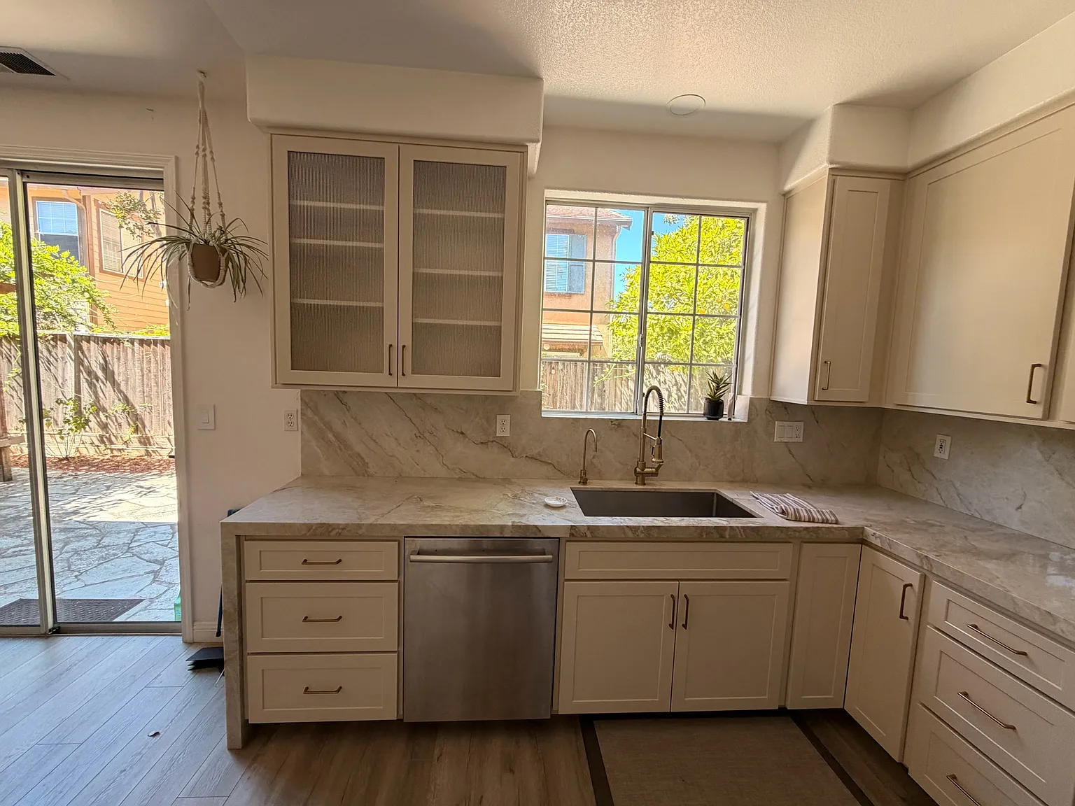 4 bed, 2.5 bath, 2194 sqft, $5,995 — Photo 3