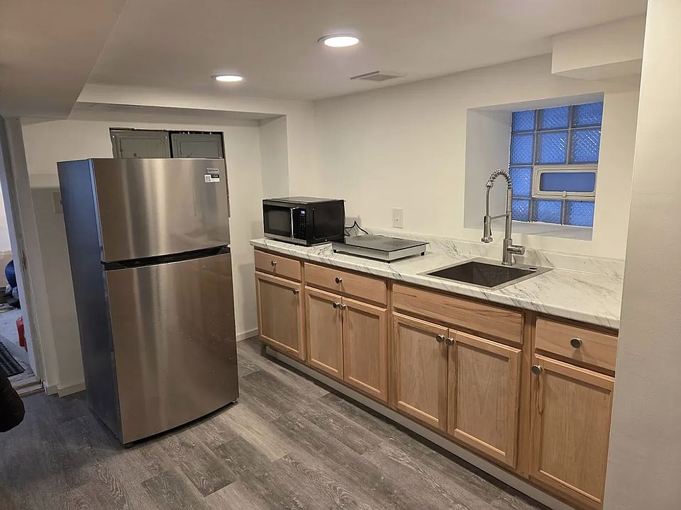 1st image of 1721 N Artesian Ave #1B