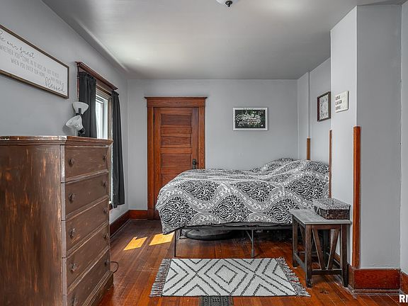 4th image of 211 W Pleasant St