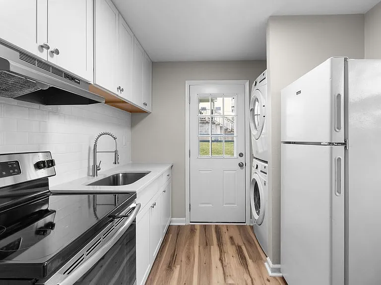 895 W Sharpe Ave #B — Photo 11