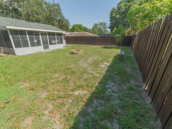 Large back yard - 6’ privacy