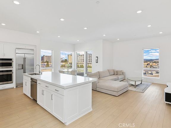 3rd image of 3700 Rivington