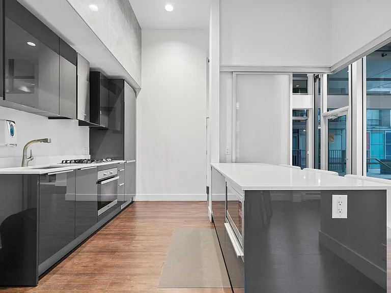 1283 Howe St #404 — Photo 9