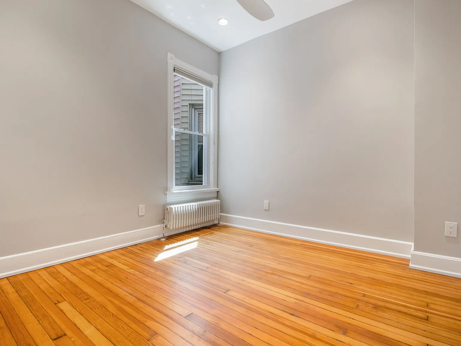 6 bed, 3000 sqft, $1,225 — Photo 1