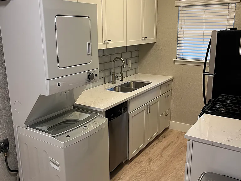 2401 Manor Rd — Photo 1