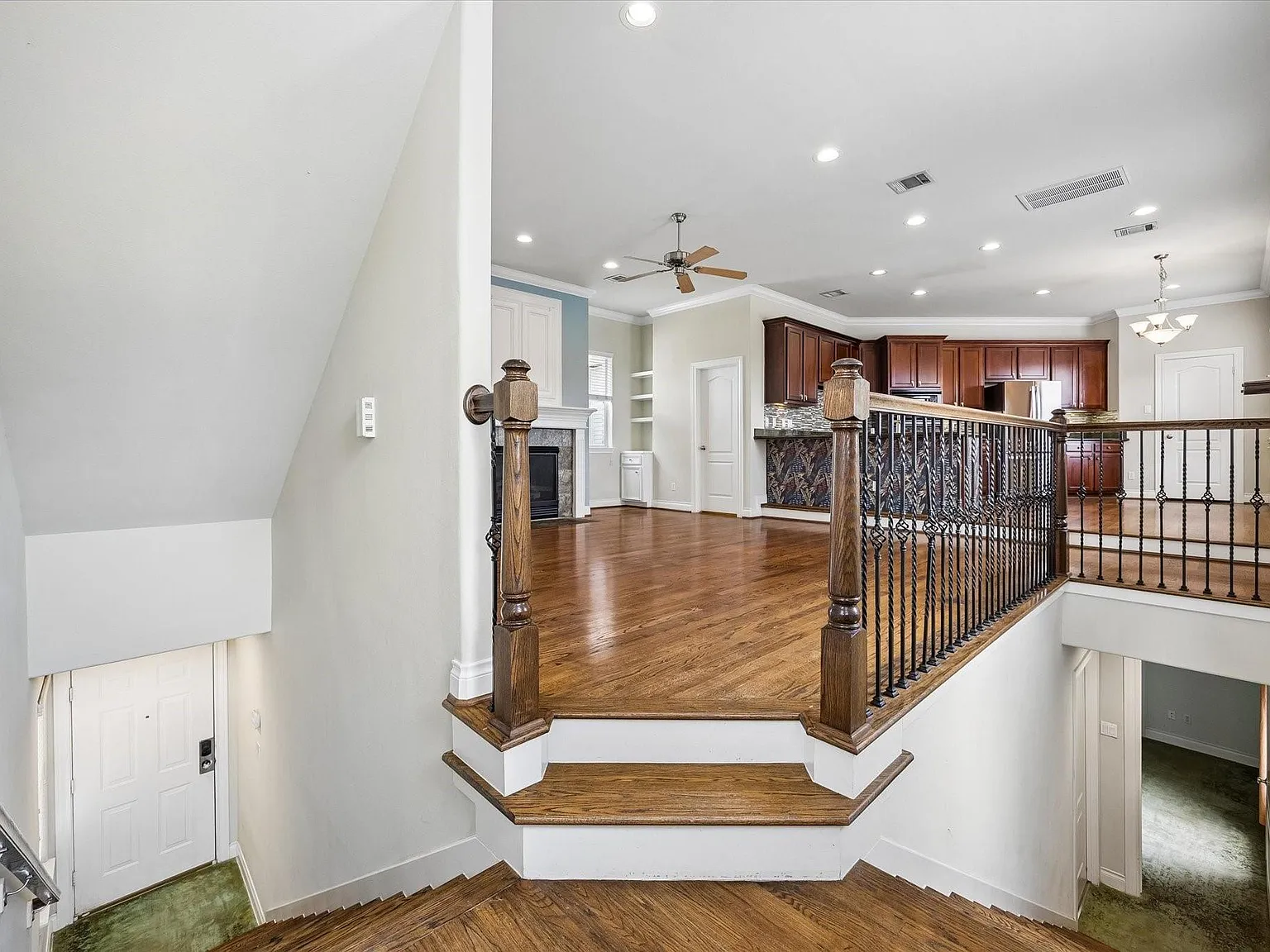 2 bed, 2.5 bath, 2318 sqft, $2,550 — Photo 4