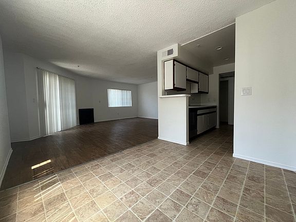 4th image of 400 S Westmoreland Ave APT 201