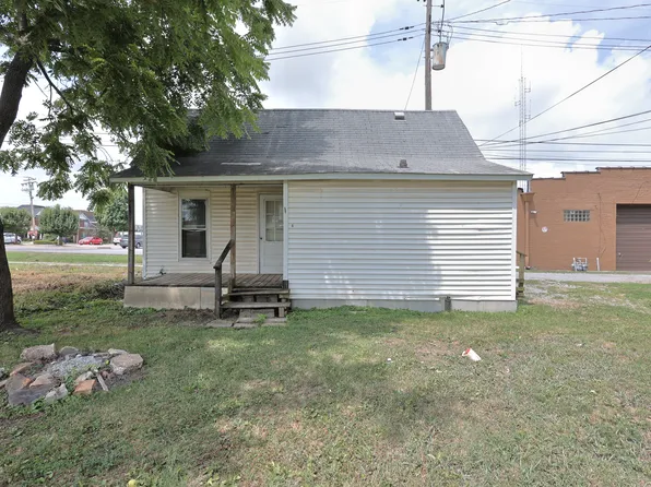 109 S 12th St APT E, Herrin, IL 62948