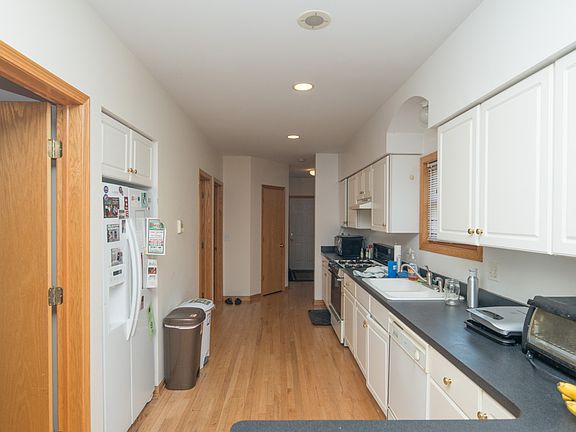 5th image of 1225 W Melrose St #Ua1