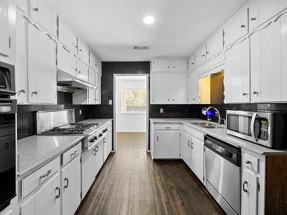 3rd image of 3911 Shady Valley Dr