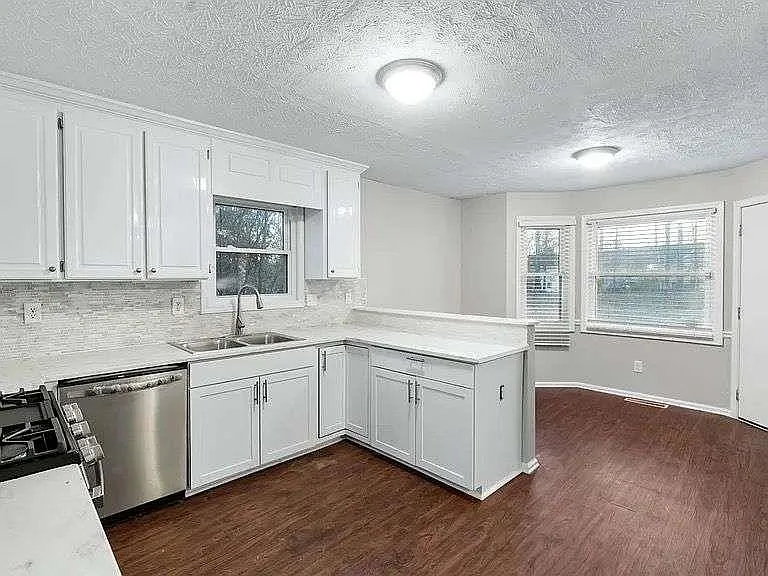 2247 June Ct SW — Photo 4