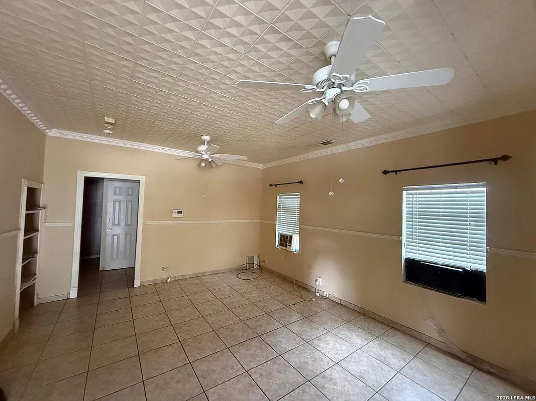 2 bed, 1.0 bath, 672 sqft, $1,600 — Photo 3