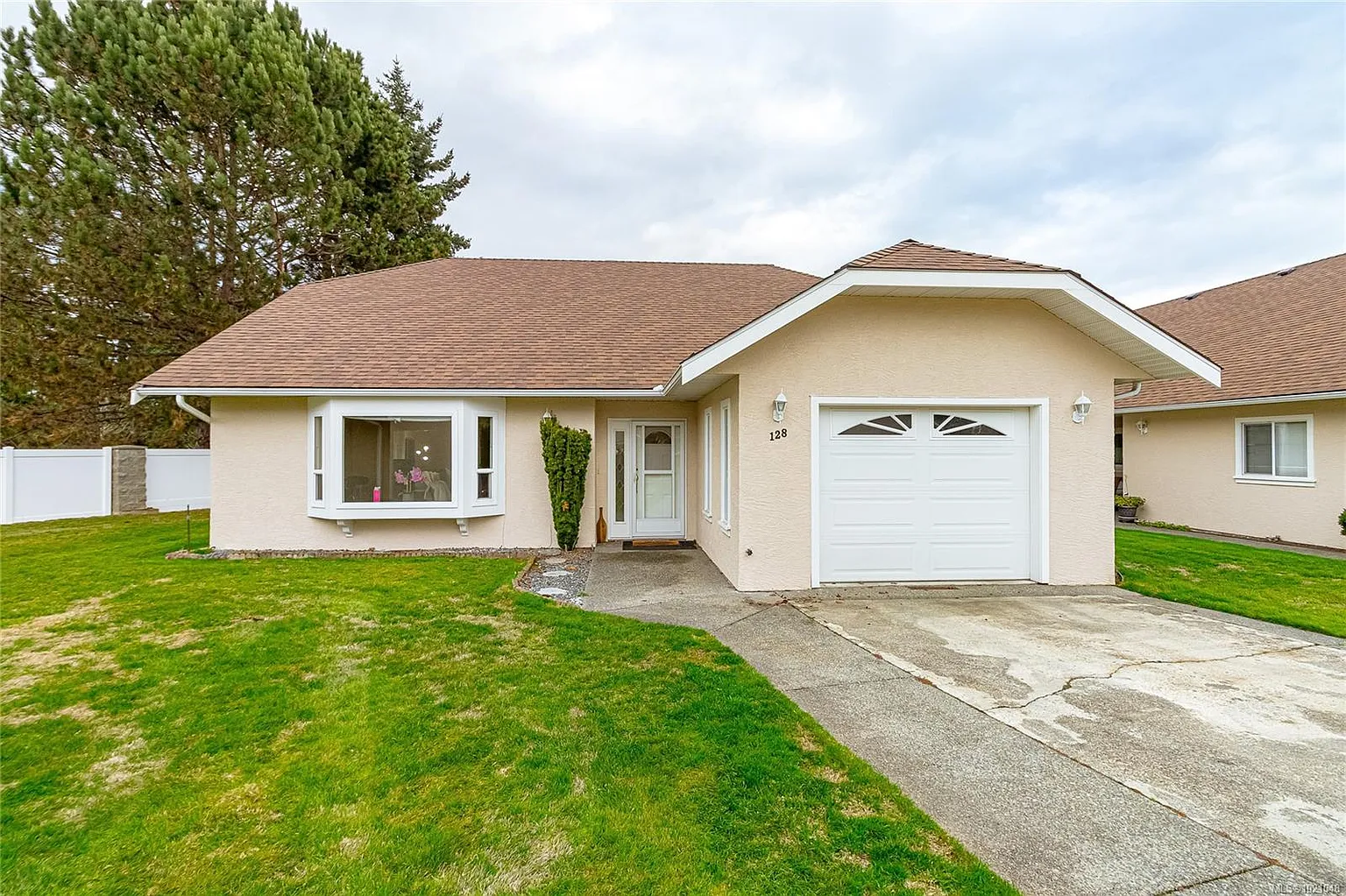 635 Blenkin Ave #128 photo 1