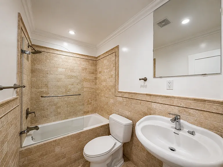 1028 12th St #204 — Photo 10