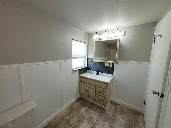 5th image of 605 E 10th St