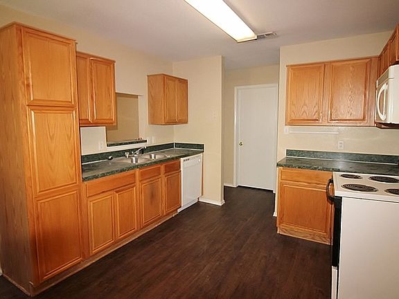 3rd image of 216 Los Angeles Dr