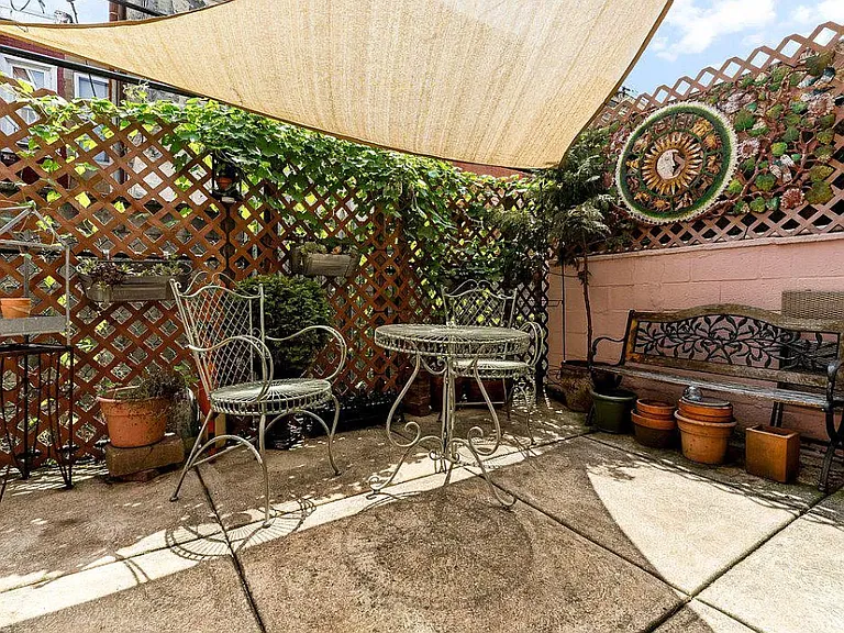 backyard - furniture not included in rental